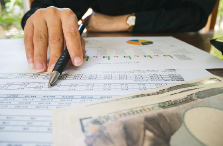 Imagen persona revisando un informe